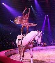 Eliane Stipka-Biasini „Spirale“ mit über 30 Hula-Hoops zu Pferd bei der Premiere der 2. Winterspielzeit 2020 am 01.02.2020 (©Foto: Martin Schmitz)